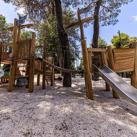 Porton Mobile Home Ровинь Экстерьер фото