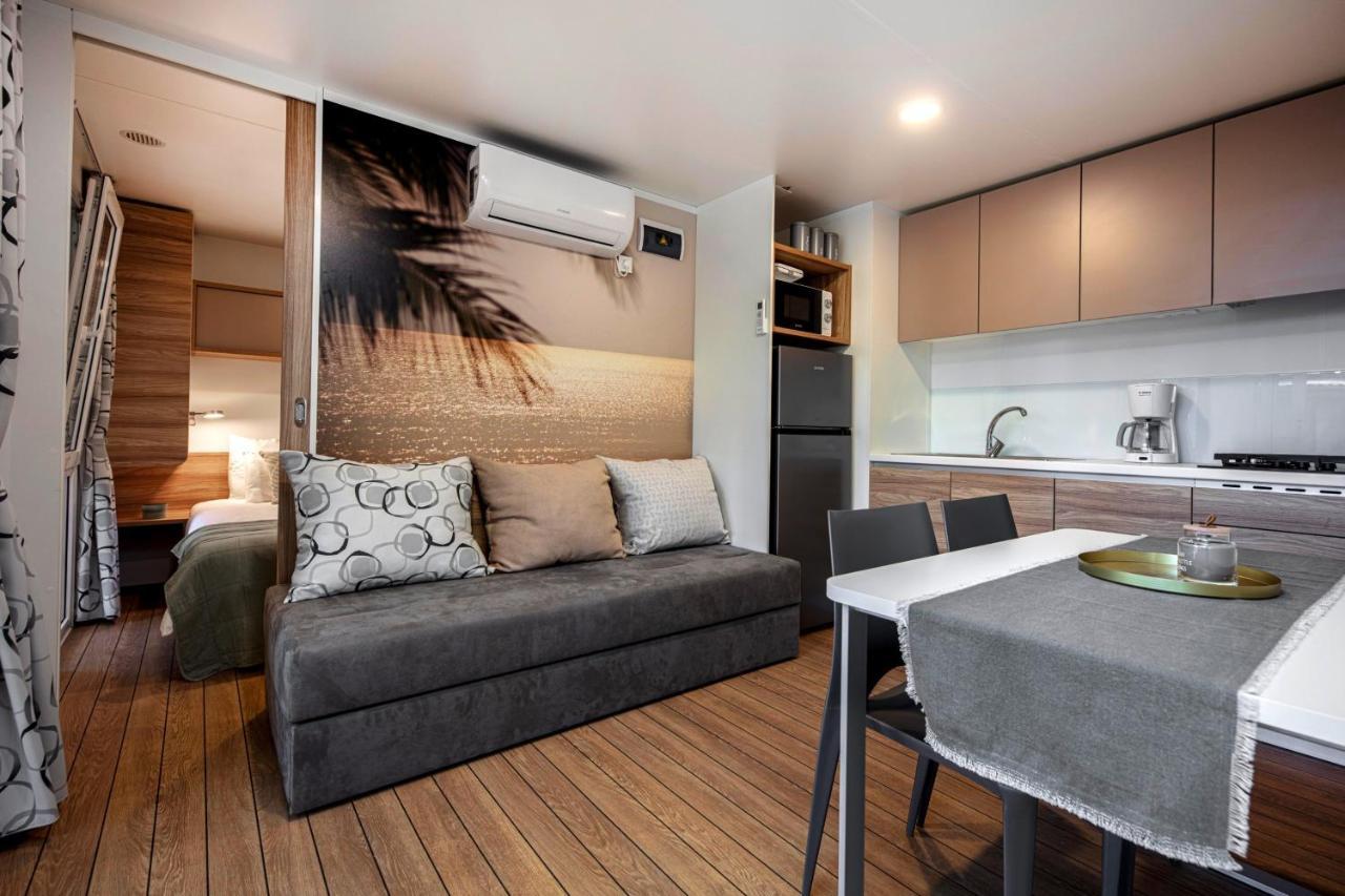 Porton Mobile Home Ровинь Экстерьер фото