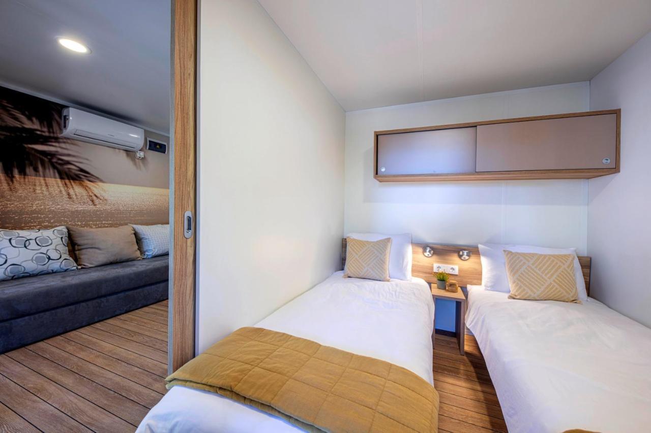 Porton Mobile Home Ровинь Экстерьер фото